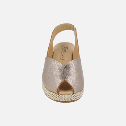 Salones de piel destalonados con puntera abierta y cuña de rafia