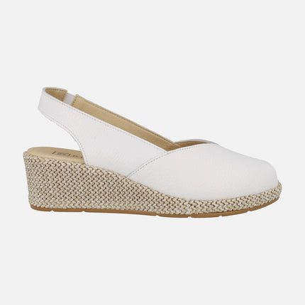 Salones de piel destalonados con puntera abierta y cuña de rafia