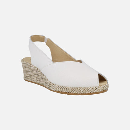 Salones de piel destalonados con puntera abierta y cuña de rafia