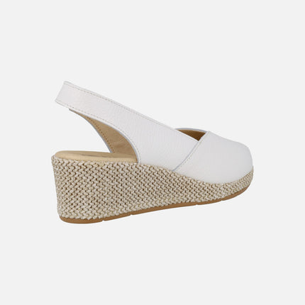 Salones de piel destalonados con puntera abierta y cuña de rafia