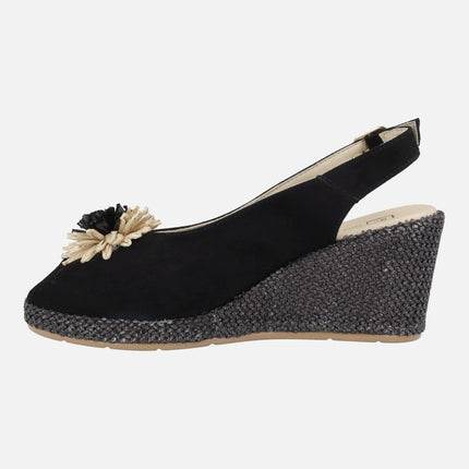 Zapatillas de ante con cuña de rafia y adorno de flor