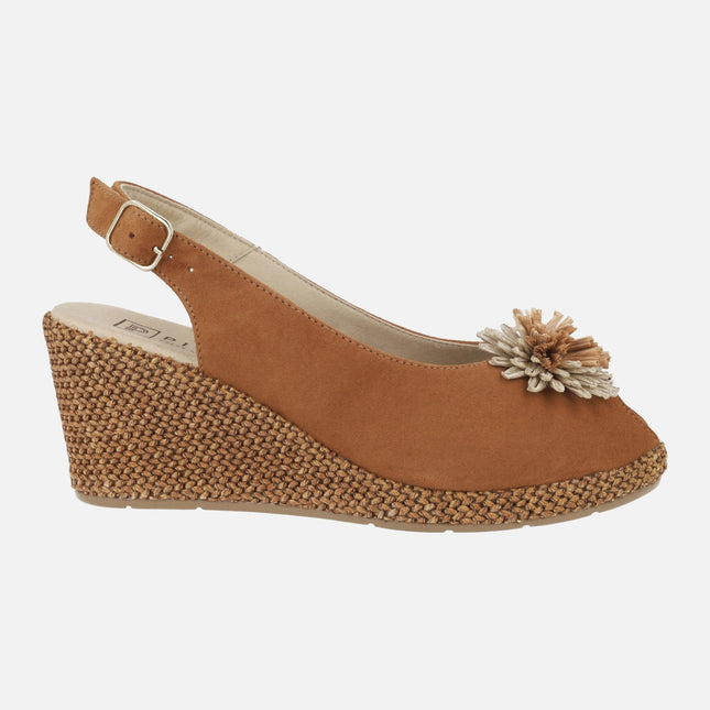 Zapatillas de ante con cuña de rafia y adorno de flor