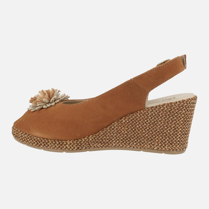 Zapatillas de ante con cuña de rafia y adorno de flor