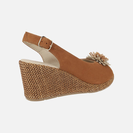 Zapatillas de ante con cuña de rafia y adorno de flor