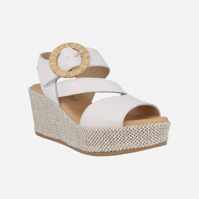 Sandalias de piel con cuña alta de rafia y cierre de velcro