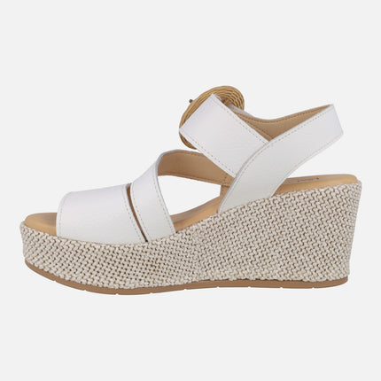 Sandalias de piel con cuña alta de rafia y cierre de velcro