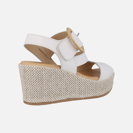 Sandalias de piel con cuña alta de rafia y cierre de velcro