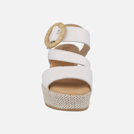 Sandalias de piel con cuña alta de rafia y cierre de velcro