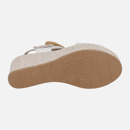 Sandalias de piel con cuña alta de rafia y cierre de velcro