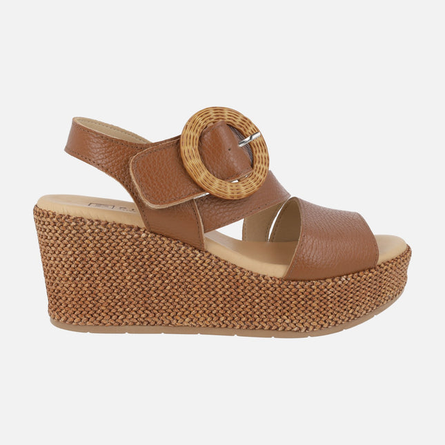 Sandalias de piel con cuña alta de rafia y cierre de velcro