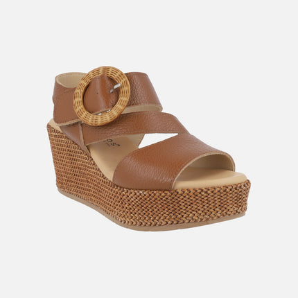 Sandalias de piel con cuña alta de rafia y cierre de velcro