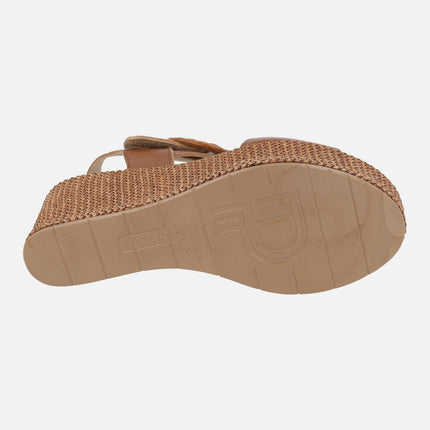 Sandalias de piel con cuña alta de rafia y cierre de velcro