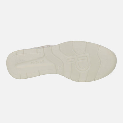 Deportivas troqueladas en metalizado oro con cordones elásticos