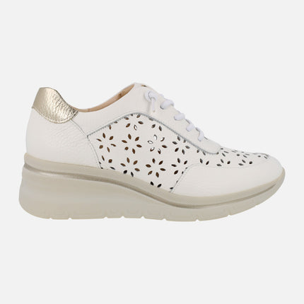 Zapatos deportivos en piel blanca con troquelado de flores
