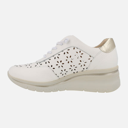 Zapatos deportivos en piel blanca con troquelado de flores
