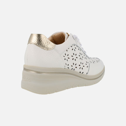 Zapatos deportivos en piel blanca con troquelado de flores