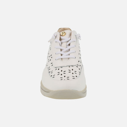 Zapatos deportivos en piel blanca con troquelado de flores
