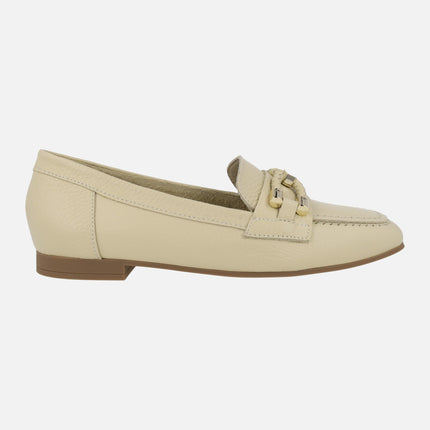 Mocasines de piel color crema con adorno en la pala