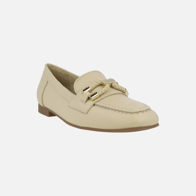 Mocasines de piel color crema con adorno en la pala