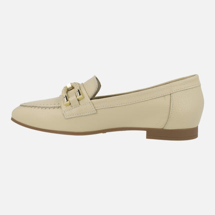Mocasines de piel color crema con adorno en la pala