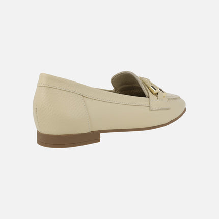 Mocasines de piel color crema con adorno en la pala