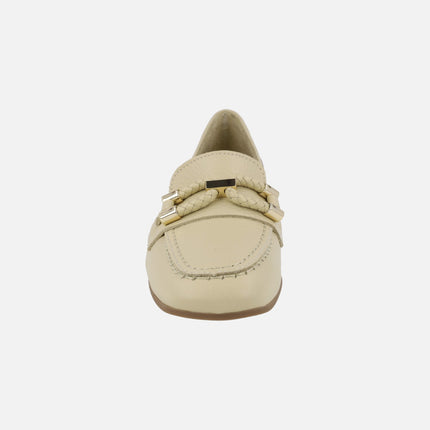Mocasines de piel color crema con adorno en la pala