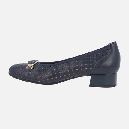 Low-heeled ballerinas in cut-out leather