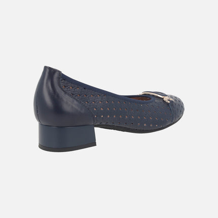 Low-heeled ballerinas in cut-out leather
