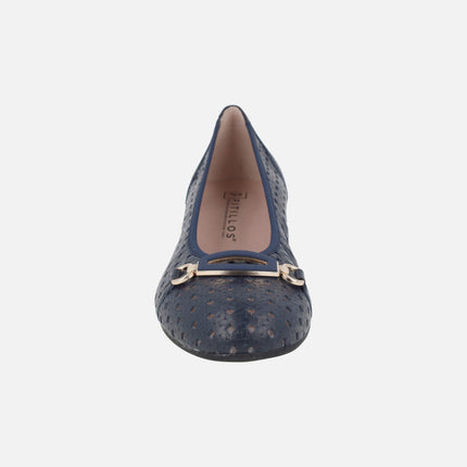 Low-heeled ballerinas in cut-out leather