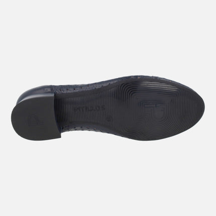 Low-heeled ballerinas in cut-out leather