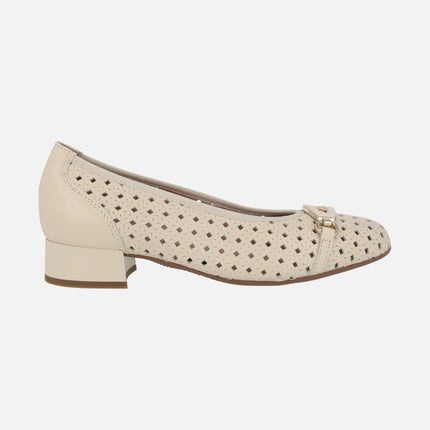 Bailarinas con tacón bajo en piel beige con picados