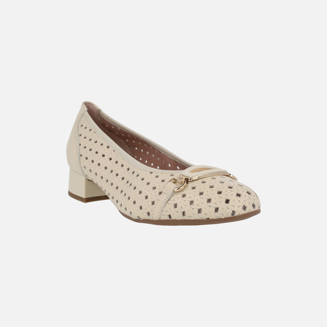 Bailarinas con tacón bajo en piel beige con picados