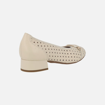 Bailarinas con tacón bajo en piel beige con picados