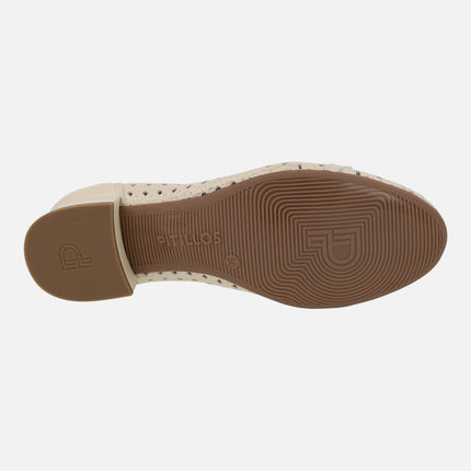 Bailarinas con tacón bajo en piel beige con picados