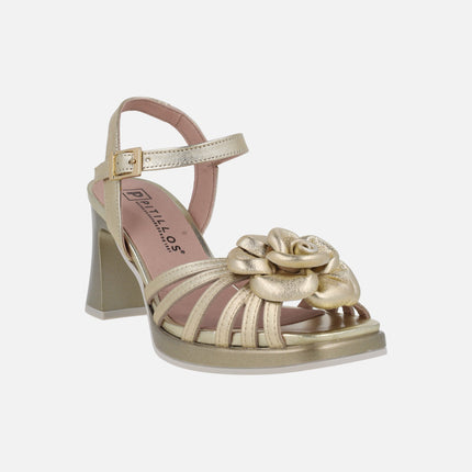 Sandalias de tacón en piel oro con adorno de flor