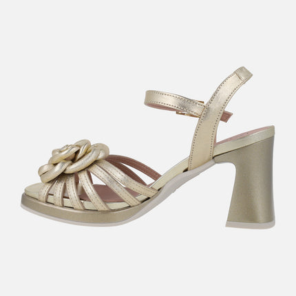 Sandalias de tacón en piel oro con adorno de flor