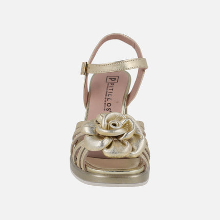 Sandalias de tacón en piel oro con adorno de flor