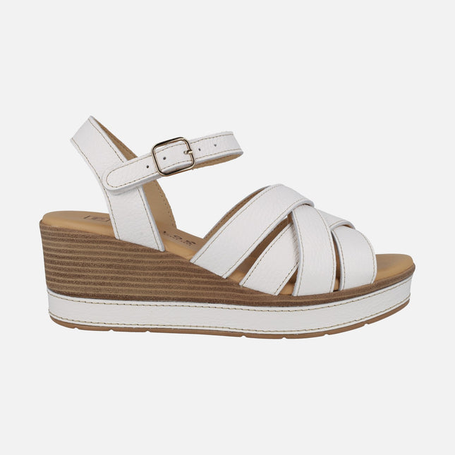 Sandalias blancas de piel con cuña y plataforma