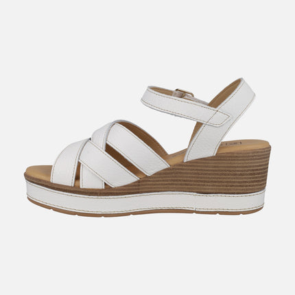 Sandalias blancas de piel con cuña y plataforma