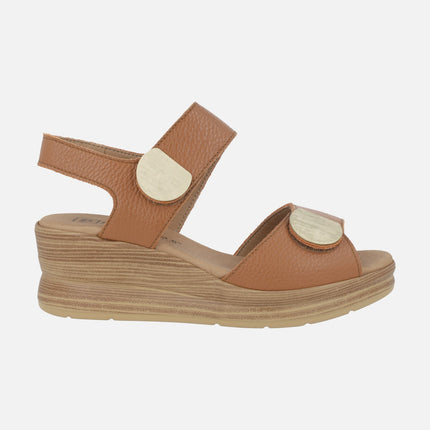 Sandalias de cuña en piel cuero con cierre de velcros y detalles dorados