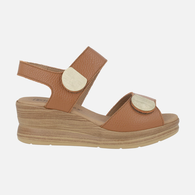 Sandalias de cuña en piel cuero con cierre de velcros y detalles dorados