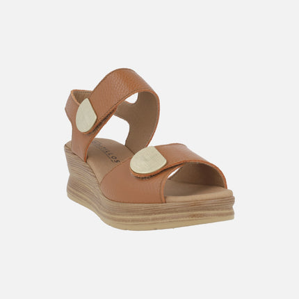 Sandalias de cuña en piel cuero con cierre de velcros y detalles dorados