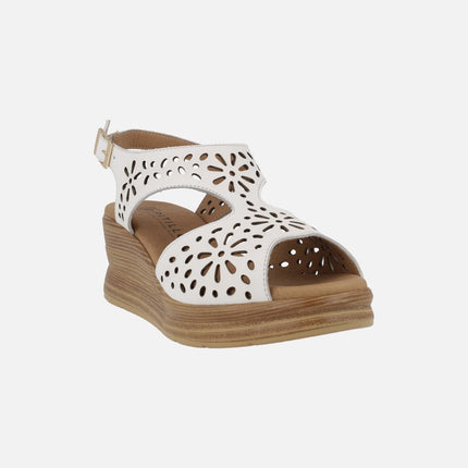Sandalias blancas de piel con troquelado de flores y cuña