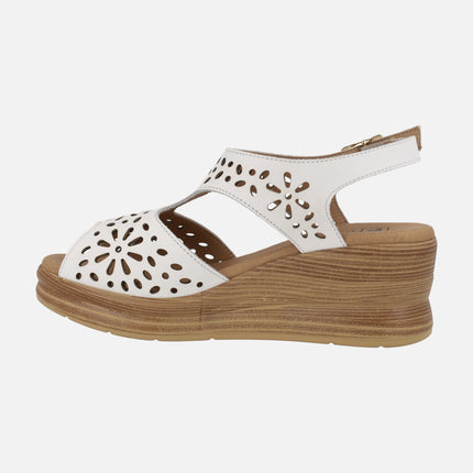 Sandalias blancas de piel con troquelado de flores y cuña