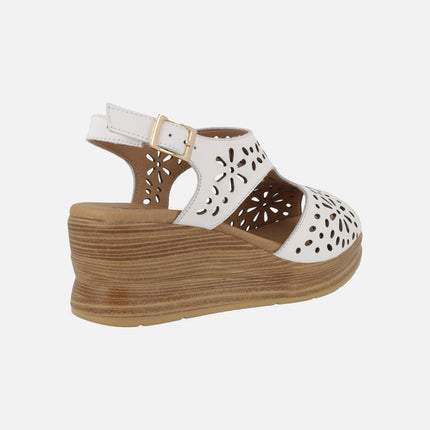 Sandalias blancas de piel con troquelado de flores y cuña