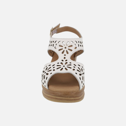 Sandalias blancas de piel con troquelado de flores y cuña