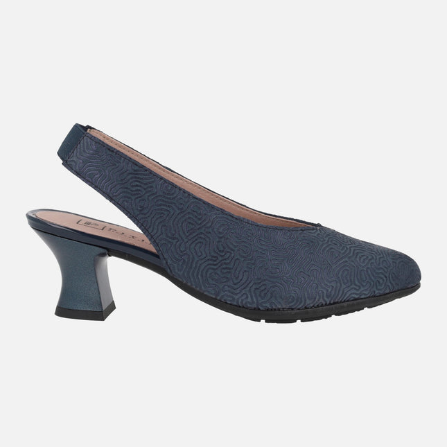 Zapatos corte salón destalonados con piel grabada y tacón bajo