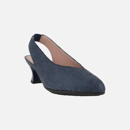 Zapatos corte salón destalonados con piel grabada y tacón bajo