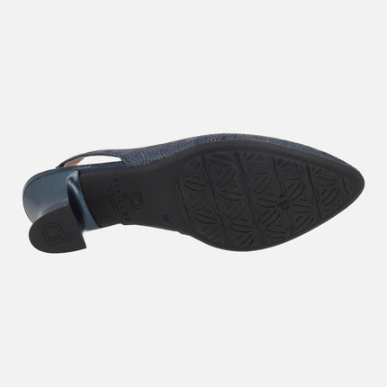 Zapatos corte salón destalonados con piel grabada y tacón bajo