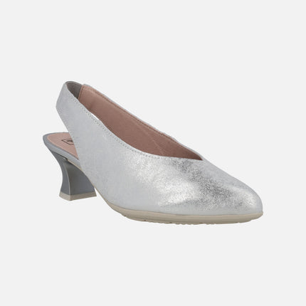 Zapatos corte salón destalonados en piel metalizada plata con tacón bajo